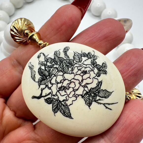 17" Ceramic beaded and Scrimshaw-style pendant vintage necklace! - Picture 11 of 16